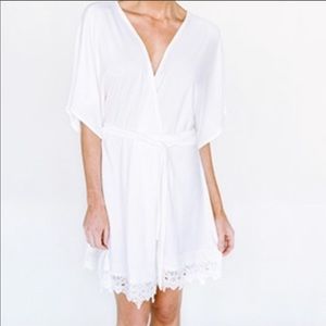 Plum Pretty Sugar robe in cream/white size Medium